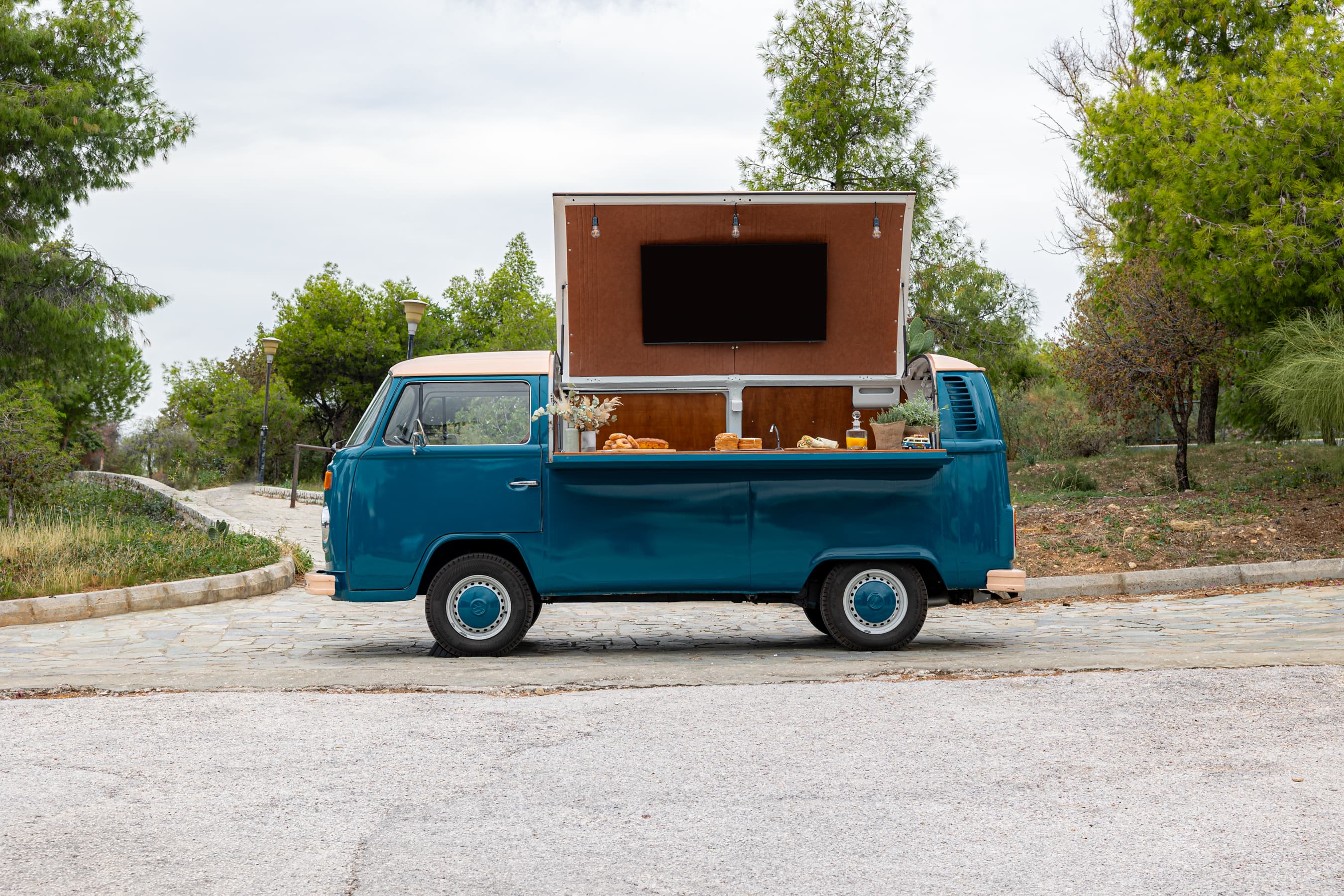 Ημερήσια φωτογραφία του The VeatERAN Van σε vintage setup