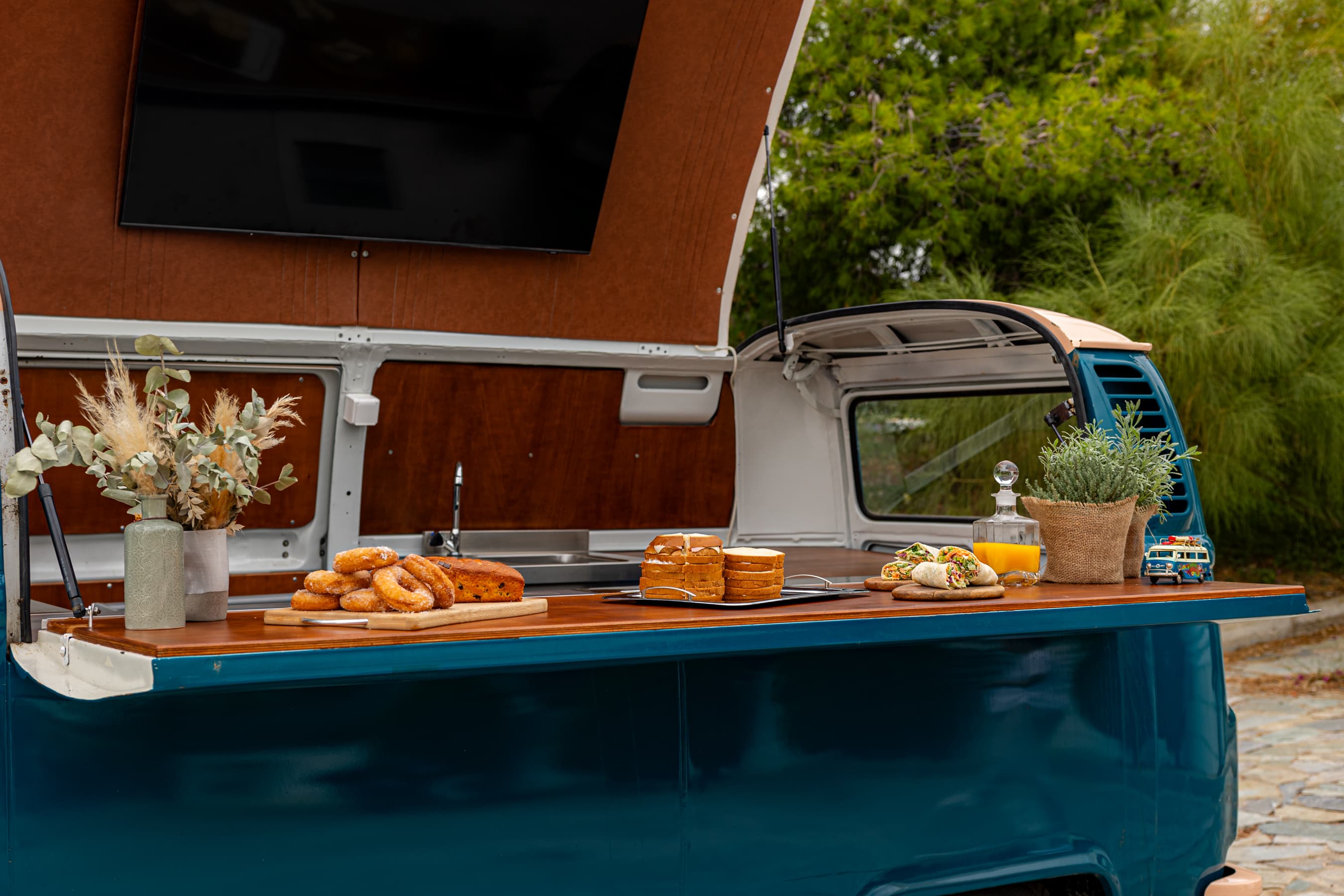 Food και bar setup του The VeatERAN Van σε ημερήσιο φως