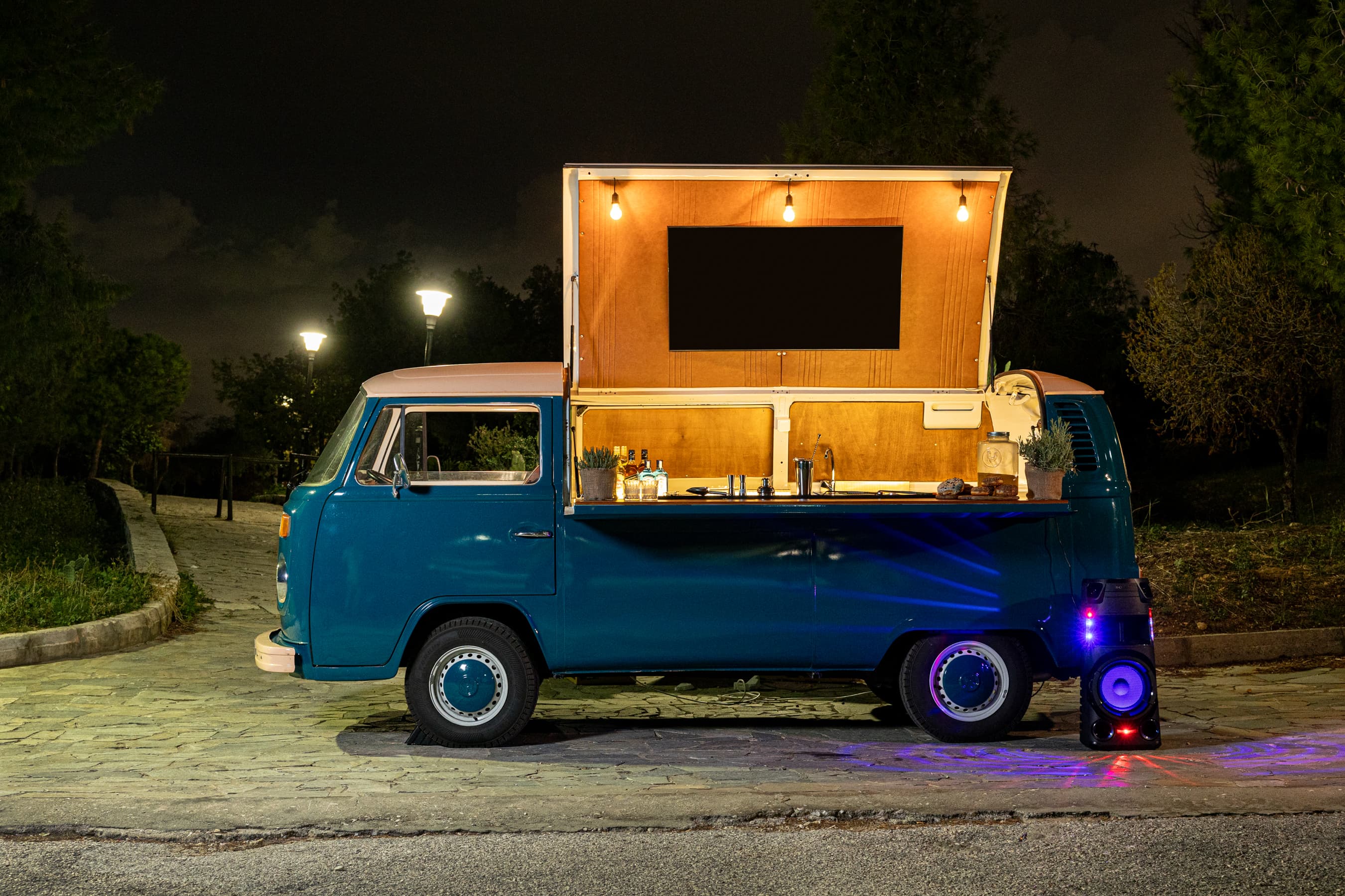 Το The VeatERAN Van σε βραδινή ατμόσφαιρα