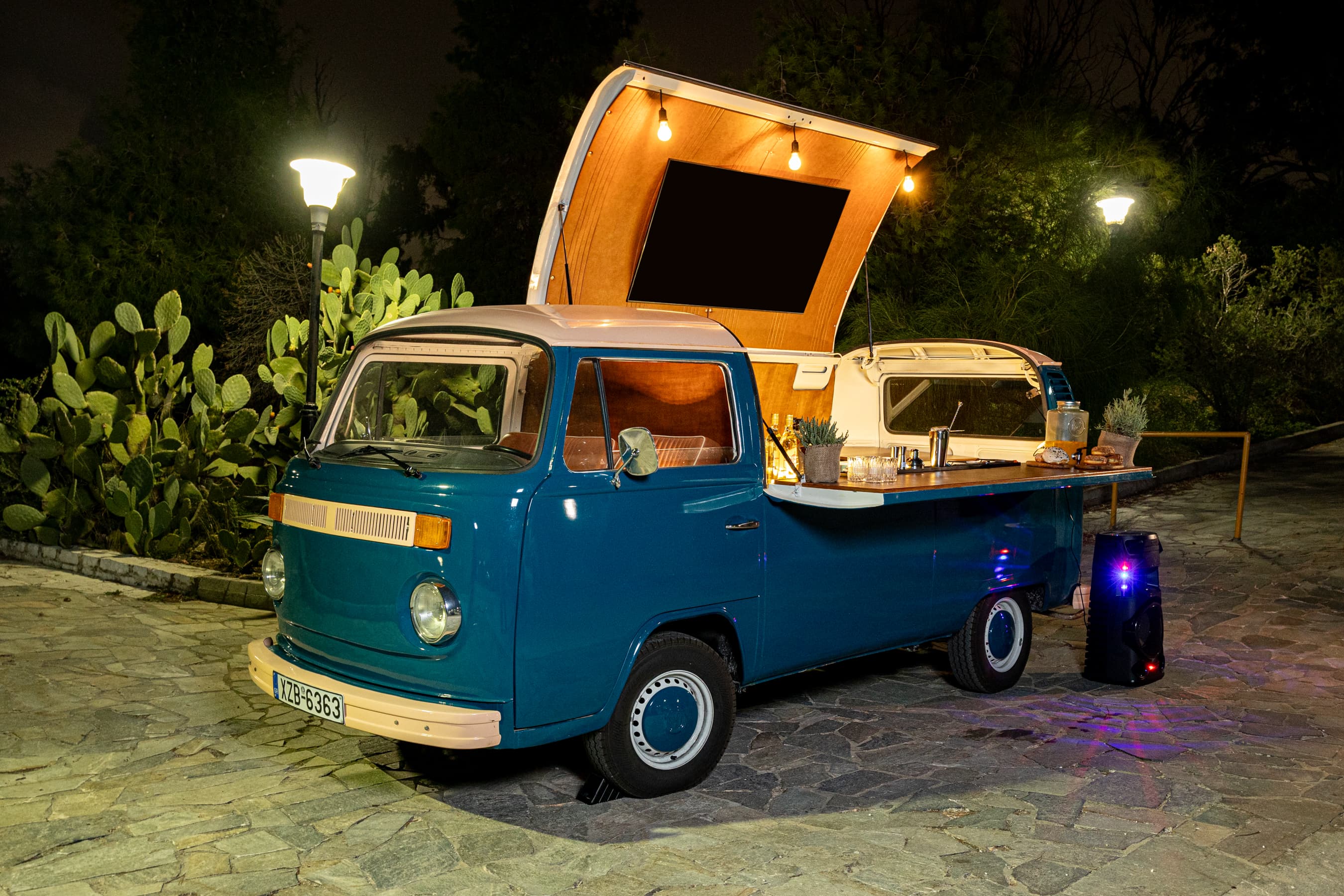 Βραδινό setup του The VeatERAN Van με φωτισμό